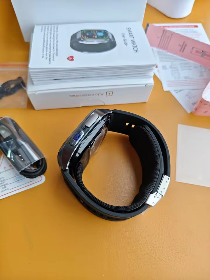 Drei brievelo Aura Uhren mit Ladekabel und Etui
